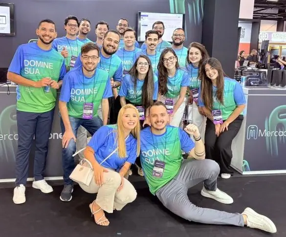 Time do Mercado Phone reunido no estande de um evento